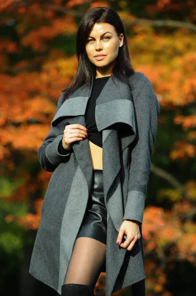 Mujer de moda vestida con abrigo elegante — Foto de Stock
