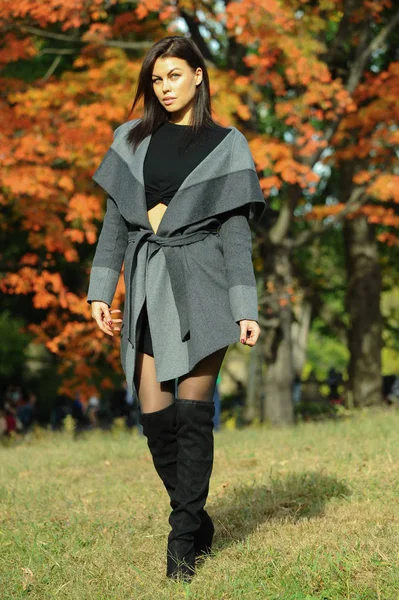 फॅशन महिला मोहक कोट मध्ये परिधान — स्टॉक फोटो, इमेज