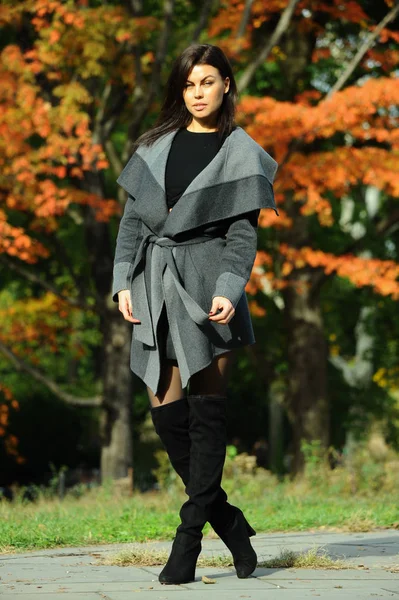 Şık ceket giymiş moda kadın