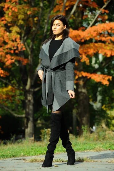 Elegáns kabát öltözött divat nő — Stock Fotó