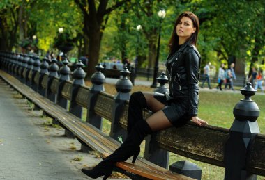 Genç esmer modeli şık ve çekicilik 