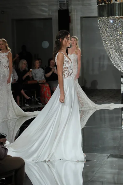 Svatební show Pronovias — Stock fotografie