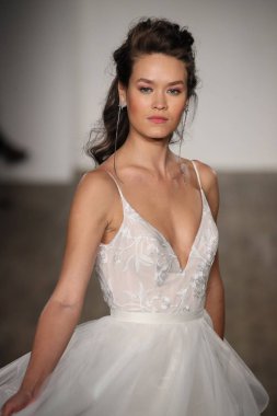 Hayley Paige Bridal şov ile allık  