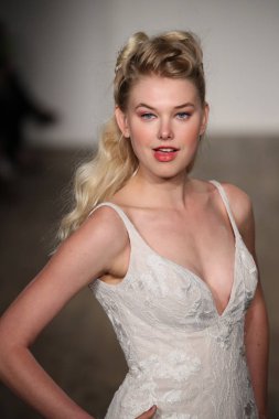 Hayley Paige Bridal şov ile allık  