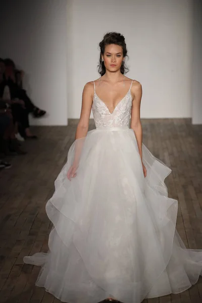 Začervenat Hayley Paige Bridal show — Stock fotografie