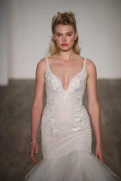 Začervenat Hayley Paige Bridal show — Stock fotografie