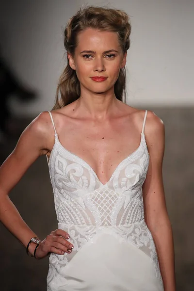 Začervenat Hayley Paige Bridal show — Stock fotografie