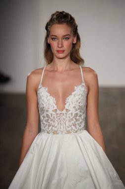 Hayley Paige Bridal şov ile allık  