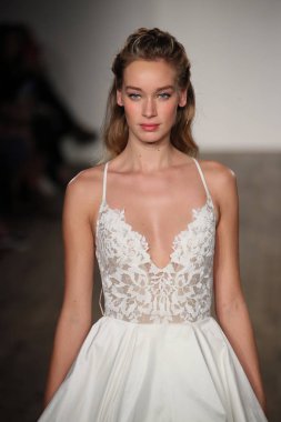 Hayley Paige Bridal şov ile allık  