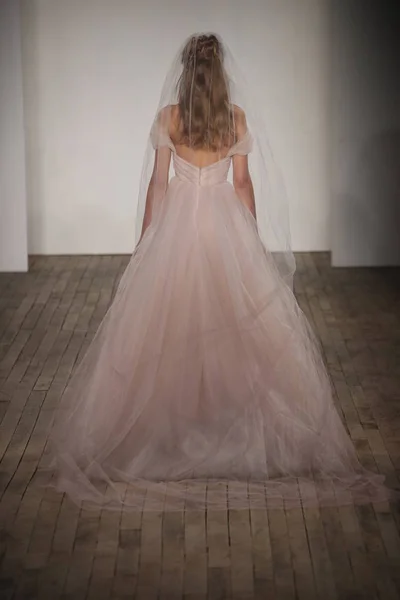 Blush by Hayley Paige  Bridal show — Stock Photo, Image