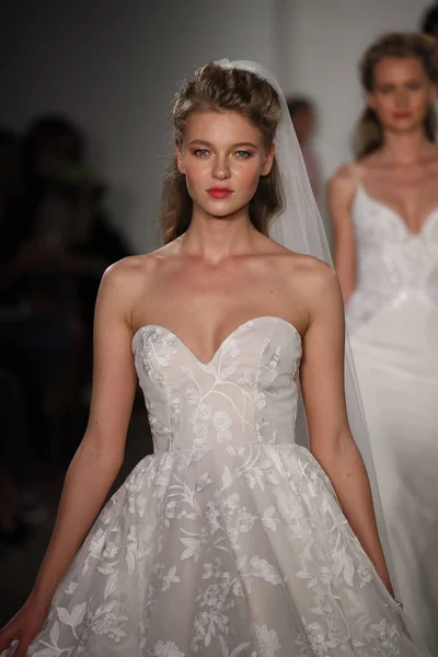 Blush by Hayley Paige  Bridal show — Stock Photo, Image