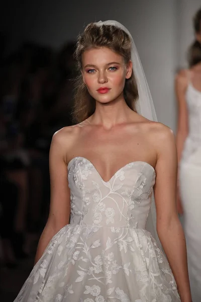 Začervenat Hayley Paige Bridal show — Stock fotografie