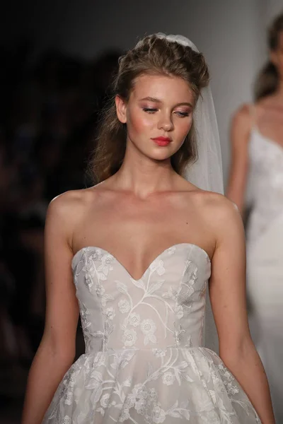 Rumieniec przez Hayley Paige Bridal Pokaż — Zdjęcie stockowe