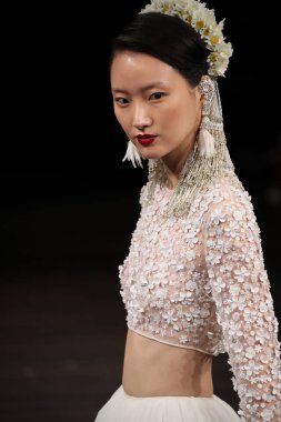 Naeem Khan gelin gösteri 