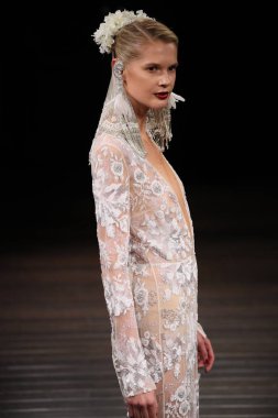 Naeem Khan gelin gösteri 