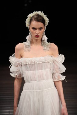 Naeem Khan gelin gösteri 