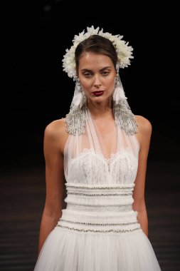 Naeem Khan gelin gösteri 