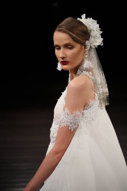 Naeem Khan gelin gösteri 