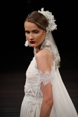 Naeem Khan gelin gösteri 