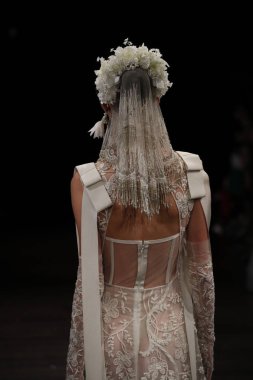 Naeem Khan gelin gösteri 