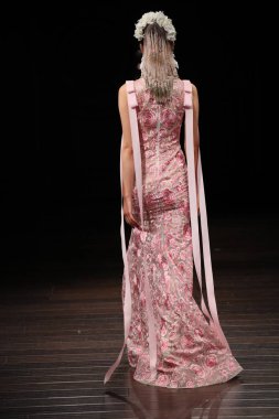 Naeem Khan gelin gösteri 