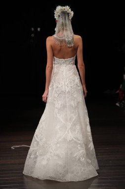 Naeem Khan gelin gösteri 