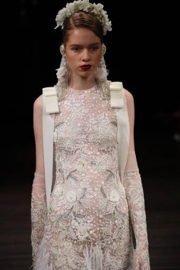 Naeem Khan gelin gösteri 
