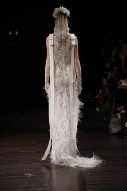 Naeem Khan gelin gösteri 