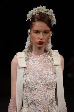 Naeem Khan gelin gösteri 