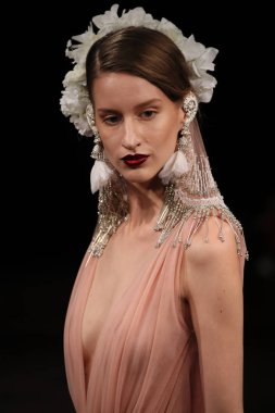 Naeem Khan gelin gösteri 