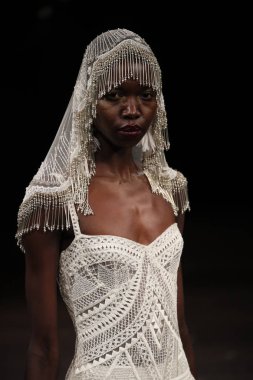 Naeem Khan gelin gösteri 