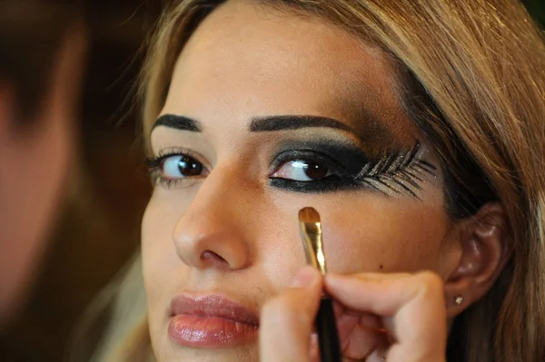 Fényes, élénk make-up a gyönyörű nő — Stock Fotó