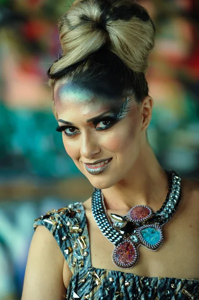 Красиве Обличчя Гламурної Жінки Творчою Зачіскою Яскравим Макіяжем — стокове фото