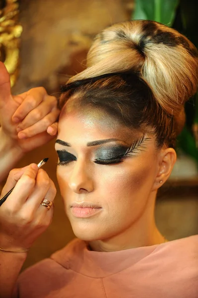 Vacker kvinna med ljusa livfulla make-up — Stockfoto