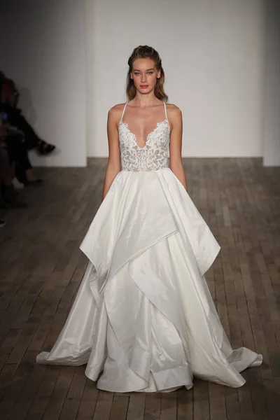 Blush by Hayley Paige  Bridal show — Stock Photo, Image