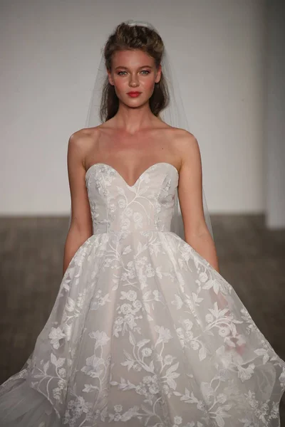 Začervenat Hayley Paige Bridal show — Stock fotografie