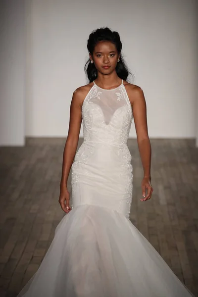 Blush by Hayley Paige  Bridal show — Stock Photo, Image