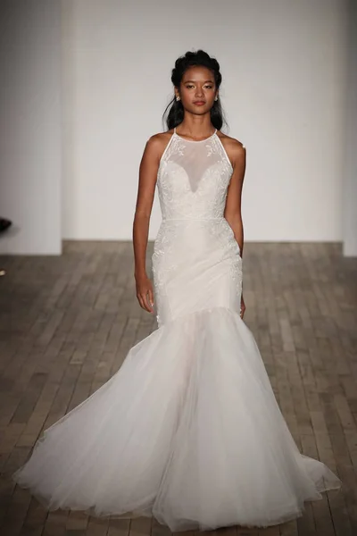 Blush by Hayley Paige  Bridal show — Stock Photo, Image