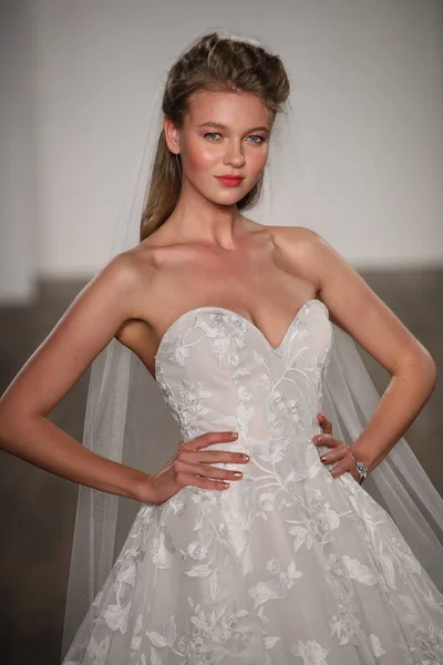 Blush by Hayley Paige  Bridal show — Stock Photo, Image