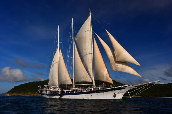 Вид Парусной Лодки Круизе Сбоку — стоковое фото