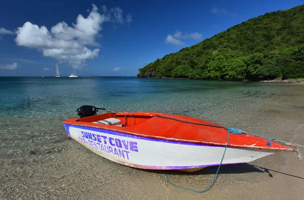 在美丽的热带海滩的渔夫小船 — 图库照片