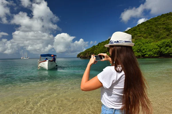 Mulher Bonita Tirar Fotos Com Tecnologia Telefone Inteligente Paraíso Praia — Fotografia de Stock