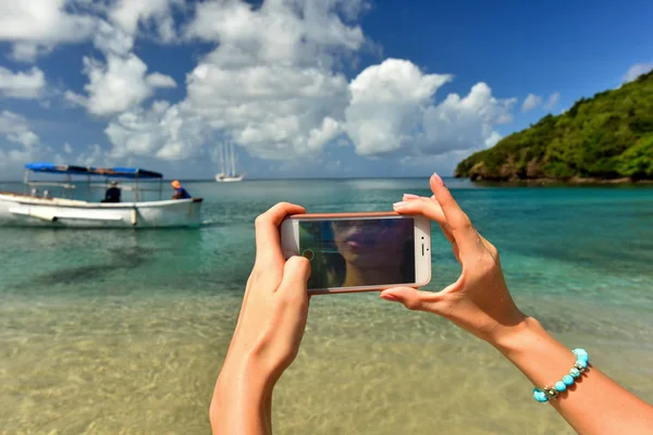 Женщина Держит Руках Мобильный Сфотографировать Рай Пляж Назначения Летний Отпуск — стоковое фото