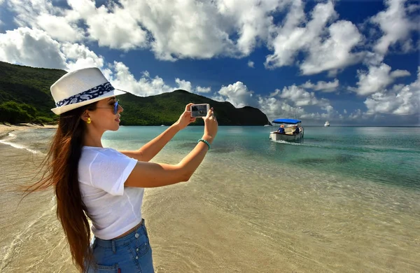 Turysta Dziewczyna Biorąc Zdjęcie Zdejmowany Komórka Telefon Pięknej Plaży Karaibach — Zdjęcie stockowe