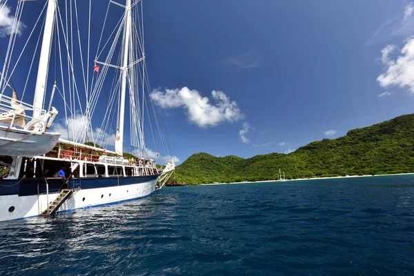 Vintage Retro Klassieke Oude Zeilboot Zeilen Donker Blauwe Oceaan Reizen — Stockfoto