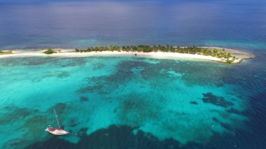 Açık denizde tropik ada drone uçan üstten görünüm hava fotoğrafın. Küçük plaj turkuaz su ile.