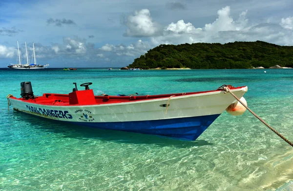Рыбацкая Лодка Красивом Тропическом Пляже Белым Песком Чистой Бирюзовой Водой — стоковое фото