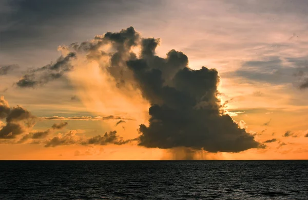 Spektakulära Orange Tropisk Solnedgång — Stockfoto