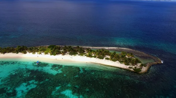 Açık Denizde Tropik Ada Drone Uçan Üstten Görünüm Hava Fotoğrafın — Stok fotoğraf