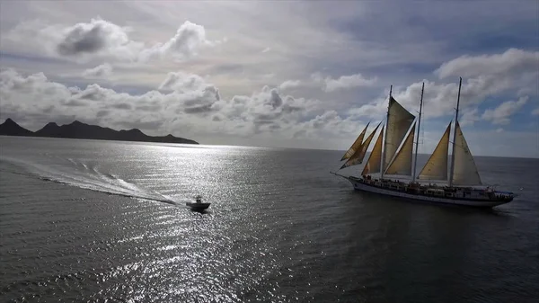 Воздушные Беспилотники Видом Лодку Плывущую Тропических Водах Закате Красивыми Разбросанными — стоковое фото